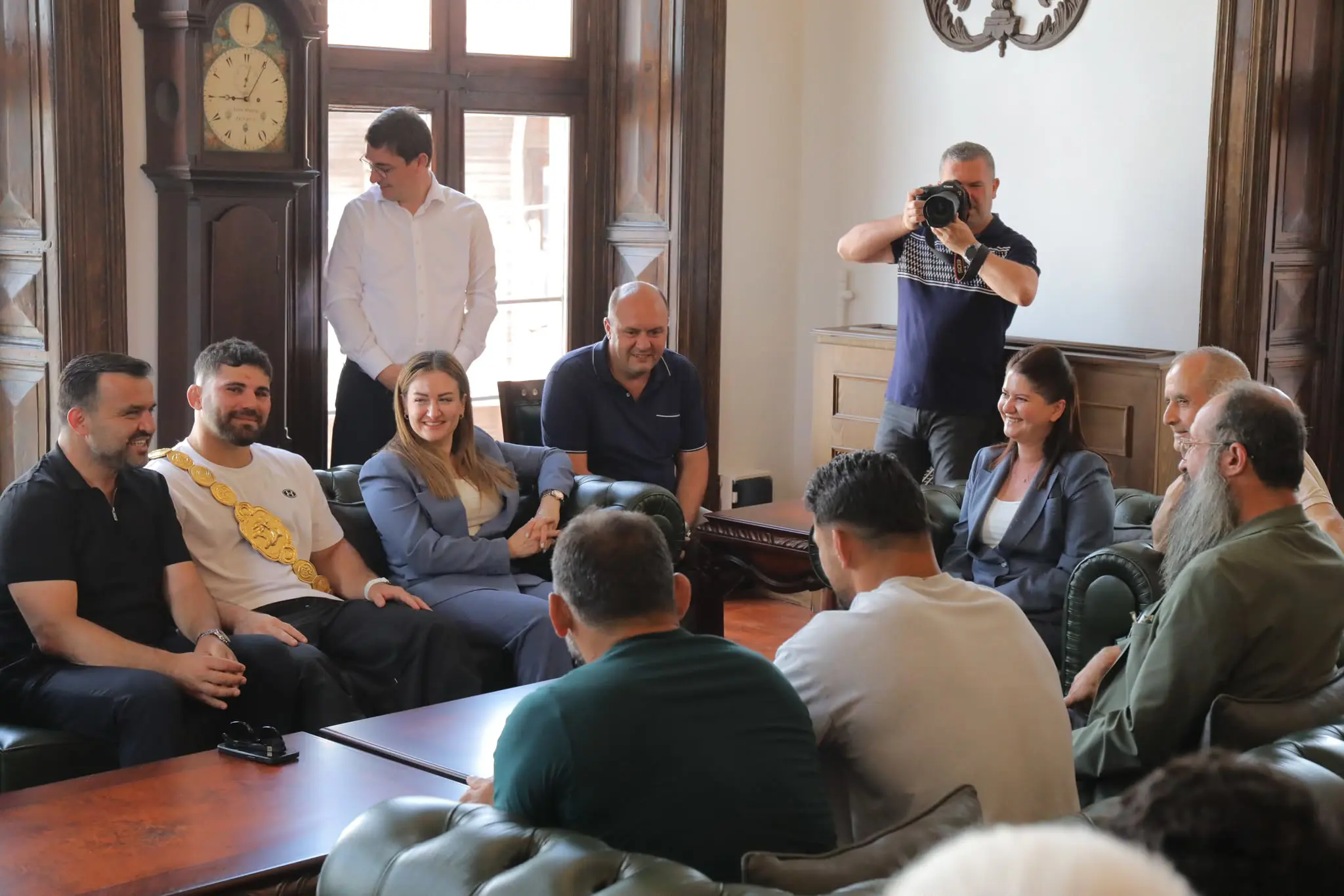 BAŞKAN FİLİZ GENCAN, 665. KIRKPINAR BAŞPEHLİVANI ERKAN TAŞ VE EDİRNELİ PEHLİVANLARI BELEDİYEDE AĞIRLADI galeri görseli